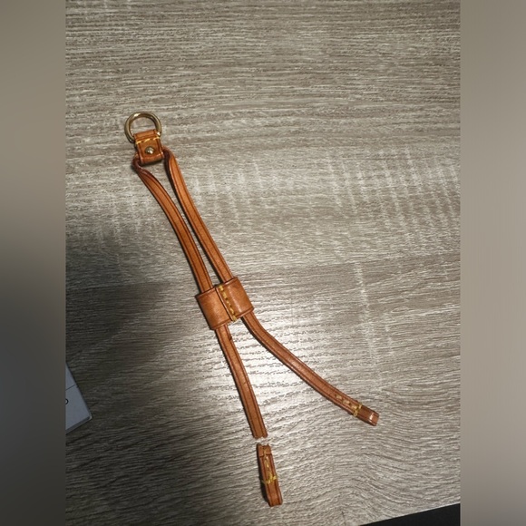 👜Louis Vuitton strap - Came off Purse👜 Would make cute keychain/bracelet👜 - Picture 3 of 7